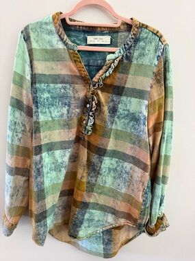 Isabella Sinclair Plaid Ruffle Henley Blouse — Mint & Olive med